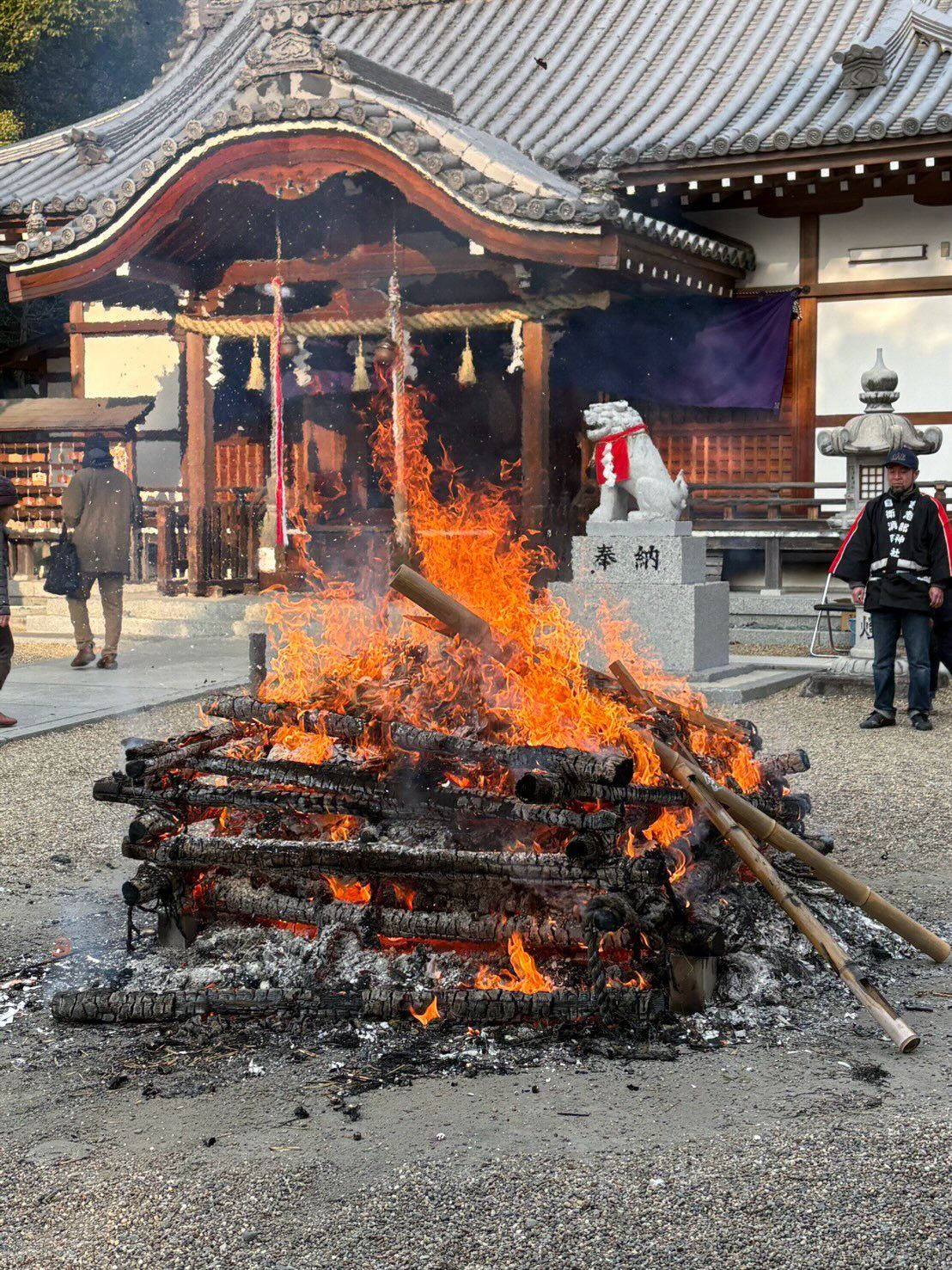 隣の吉志部神社で行われていた「とんど焼き」に立ち寄らせていた