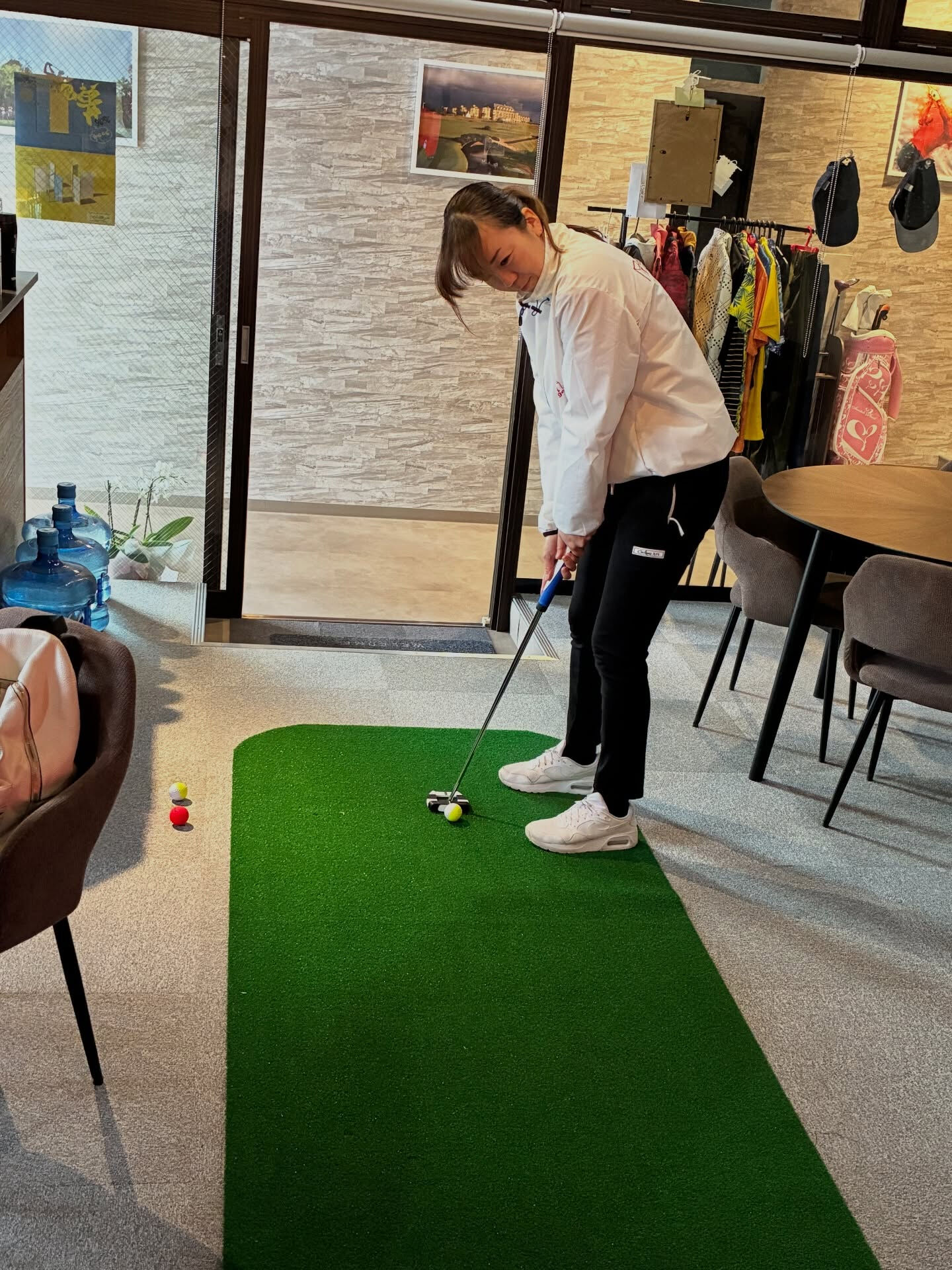 室内でも本番さながらの真剣モード⛳️